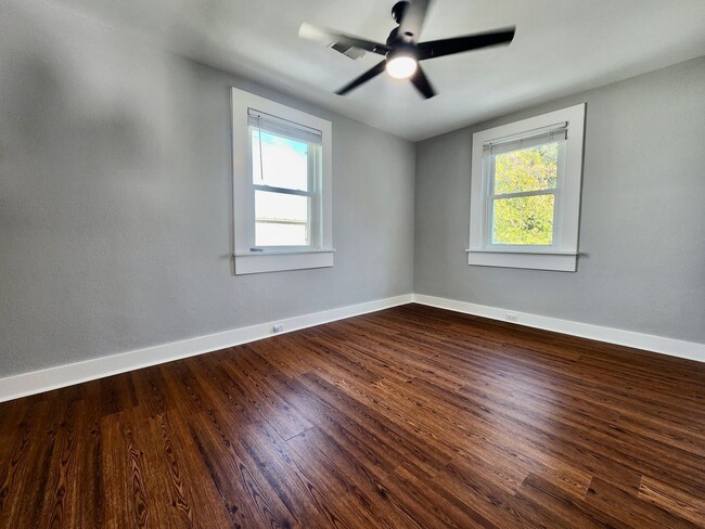 Building Photo - Updated two bedroom in Wagener Terrace - u...