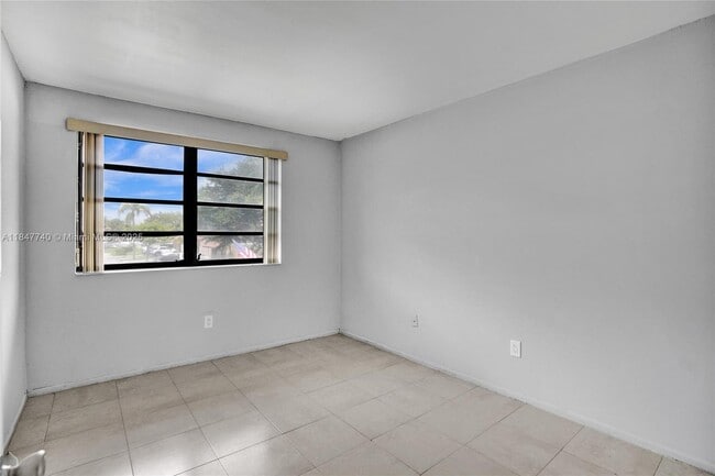 Building Photo - 20607 NE 7th Ct