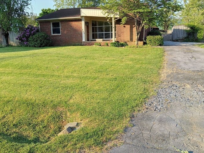 Building Photo - 3 Bedroom / 1 Bath Home - Johnson City, TN