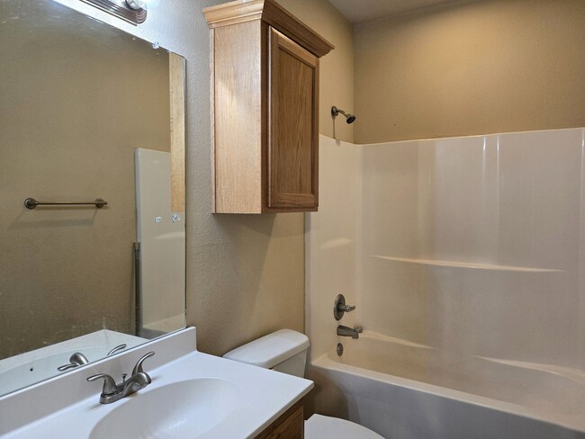 Building Photo - Robinson Townhome