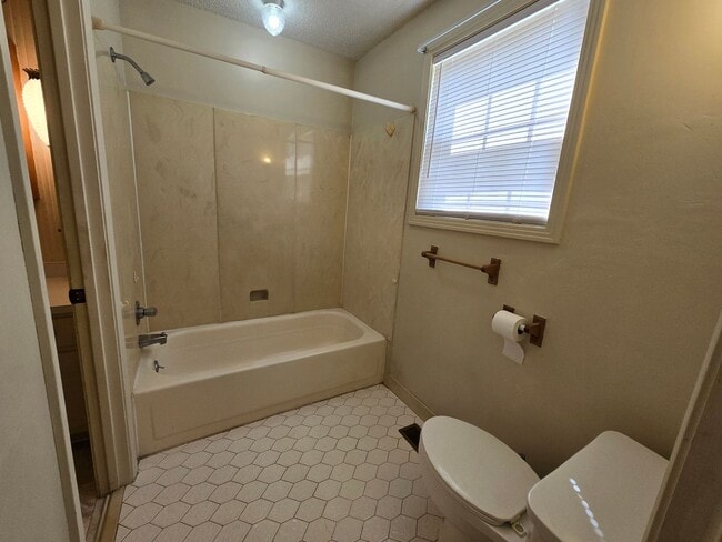 Building Photo - 3/2 One Level Home w/ Spacious, Level Lot!