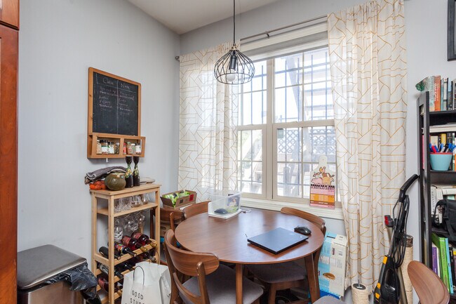 Building Photo - 1357 N Artesian Ave