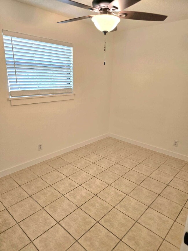Building Photo - Stylish Comfort in a Freshly Remodeled Beauty