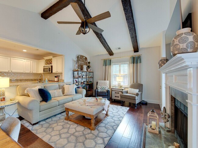 Building Photo - A picture perfect cottage home ready for you with community pool!