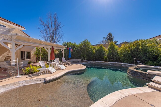 Building Photo - Luxury Living in this Stunning Pool Home!