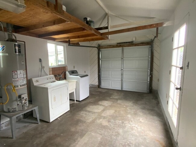 Building Photo - Great Location Close to Schools