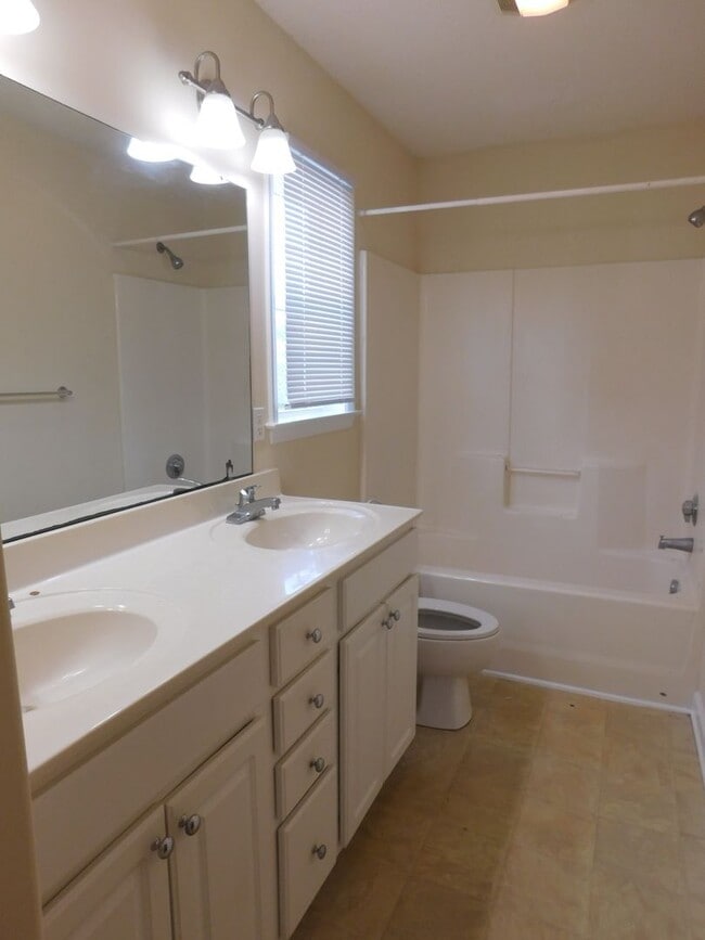 Building Photo - 113 Fairmount Way