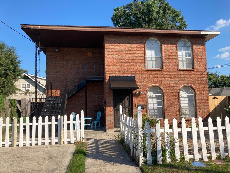 Front of the House - 1114 Williams Blvd