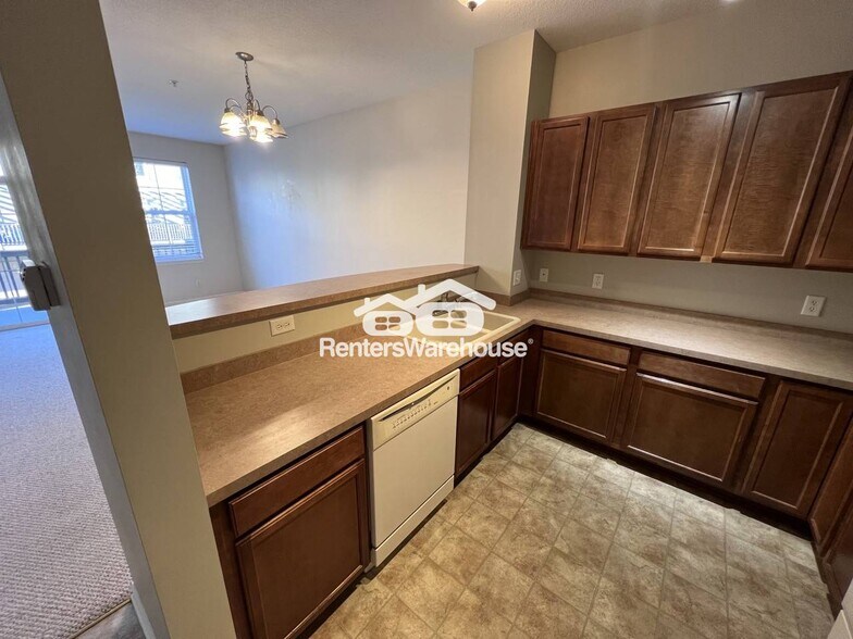 Building Photo - 8134 Oakview Cir N