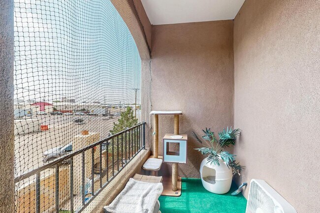 Building Photo - Sawmill District Townhouse 2/BD2/Story 2.5...