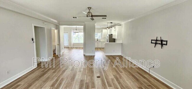 Building Photo - 945 N Fern Creek Ave