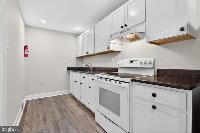Building Photo - 125 W 21st St