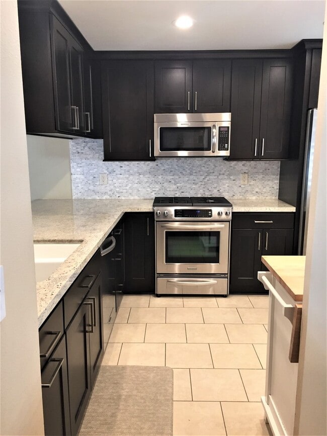 Building Photo - Serene 2 bedroom townhome