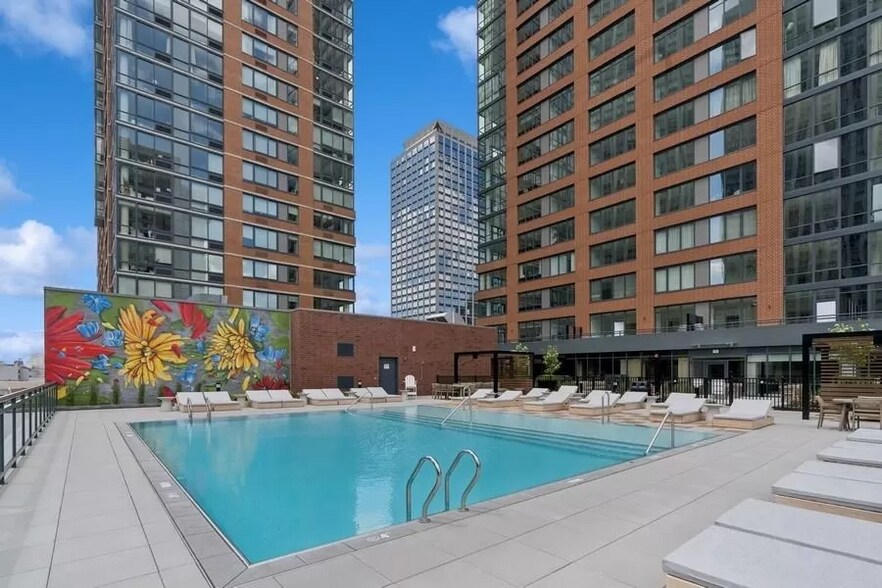 Building Photo - 155 Bay St