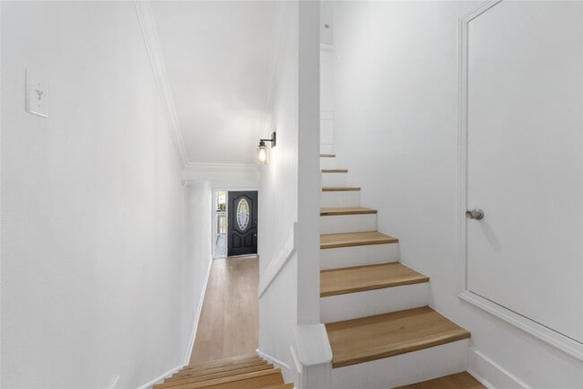 Building Photo - 5 Tiki Cir