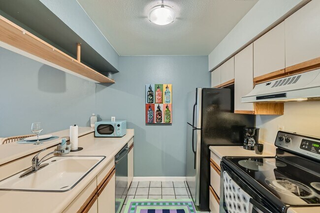 Building Photo - Urban Oasis: Cozy Furnished 1 BDR in Boulder