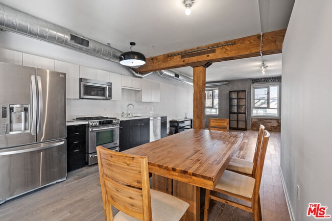 Building Photo - 527 Molino St