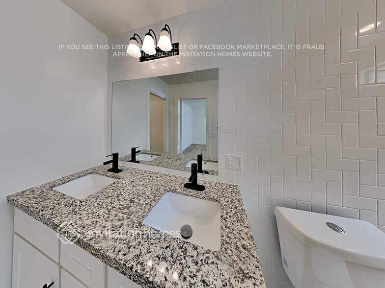 Building Photo - 6731 W Desert Ln