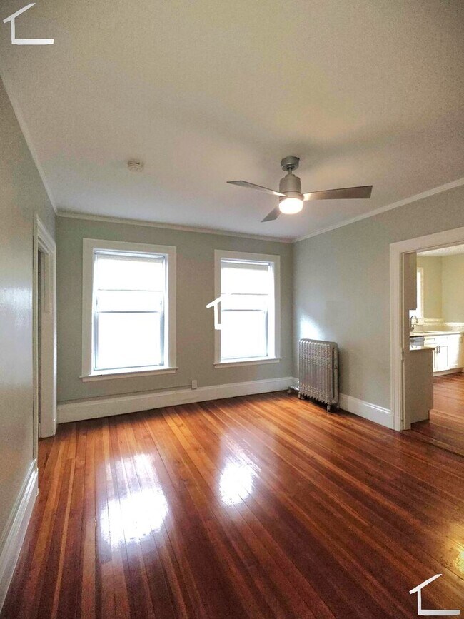 Building Photo - No Brokers Fee, Washington Sq. Area, Heat, Hot Water Included, Lage Bedrooms, Eat-in Kitchen, Lau...