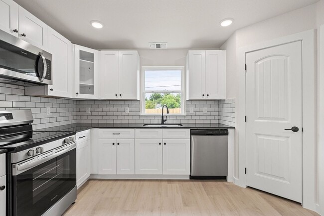 Building Photo - Legacy Homes – Brand New Texas Townhome for Rent!