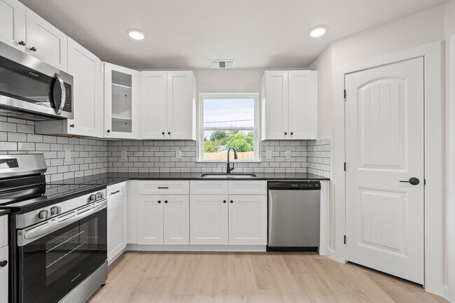 Building Photo - Modern Townhome for Rent – Modern Living at Its Best!