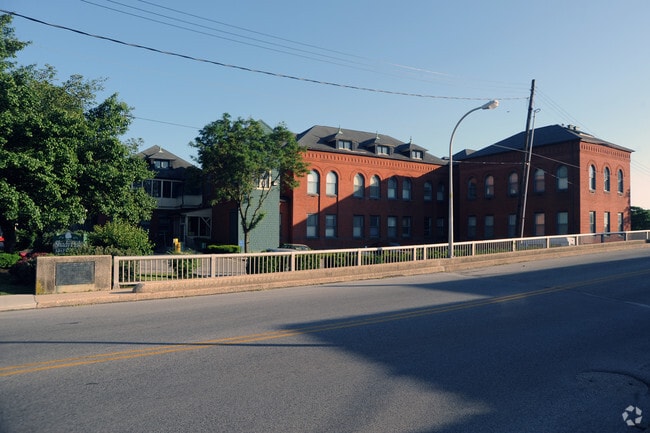 Building Photo - Green Oaks Apartments