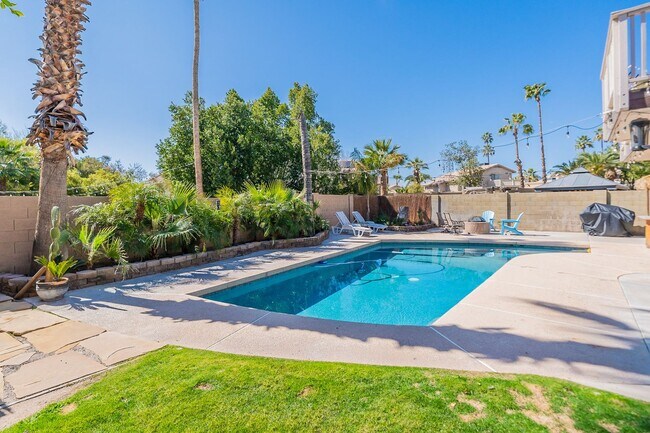 Building Photo - FURNISHED 2 Bedrooms plus den/loft & Private Pool