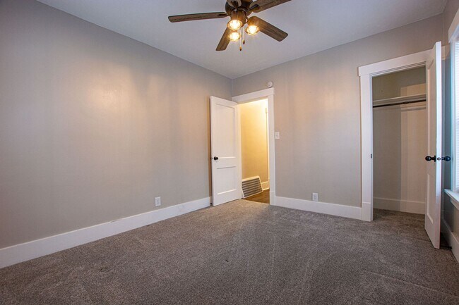 Building Photo - 3 Bedroom / 2 Bath Home with Garage off 45th and Leavenworth!