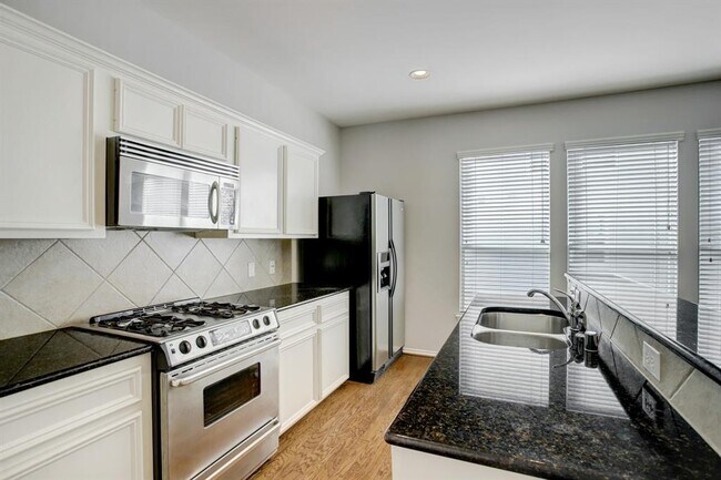 Building Photo - 3023 N Heights Hollow Ln