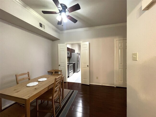 Building Photo - 2255 Braeswood Park Dr