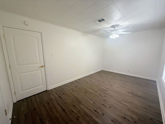 Building Photo - Cozy 3 bedroom, 2 bathroom home in Lake Charles