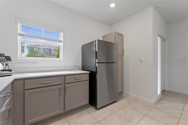 Building Photo - 377 E Palm Dr