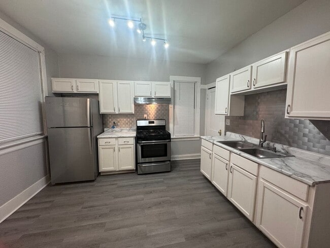 Building Photo - 4 Bed 1.5 Bath - Single Family Home locate...