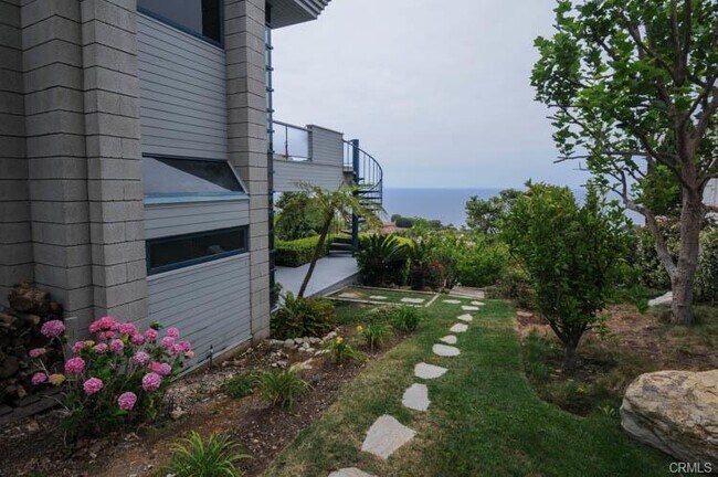 Building Photo - Custome Built Home With Ocean Views