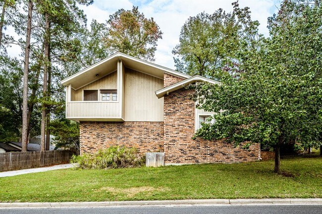Primary Photo - 422 River Oaks Dr