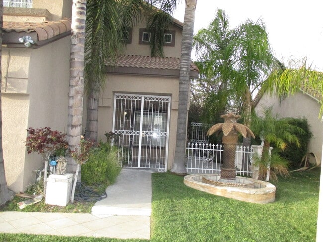 Primary Photo - Beautiful Oasis-High Ceiling- Tile and Car...
