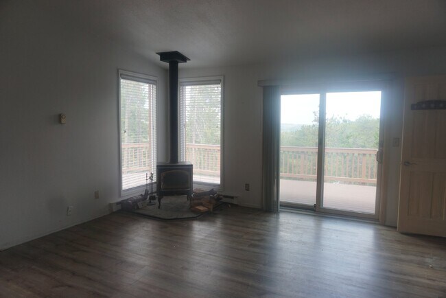 Building Photo - Great House off Brook Forest!