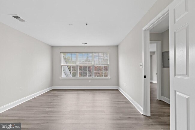 Building Photo - 6520 Lake Park Dr