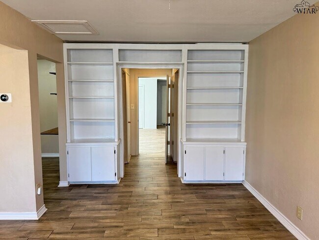 Building Photo - 1408 Normandy Dr