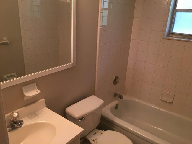 Building Photo - CUTE APOPKA 2 BED 1 BATH RENTAL DUPLEX