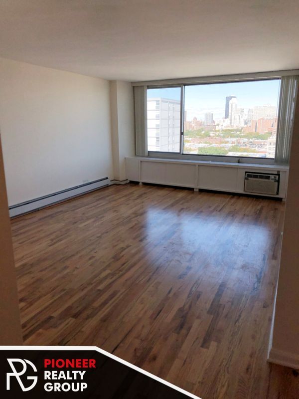 Building Photo - 4600 N Clarendon Ave