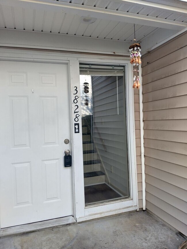 Building Photo - Light filled 3bd/1.5ba with hardwood throughout