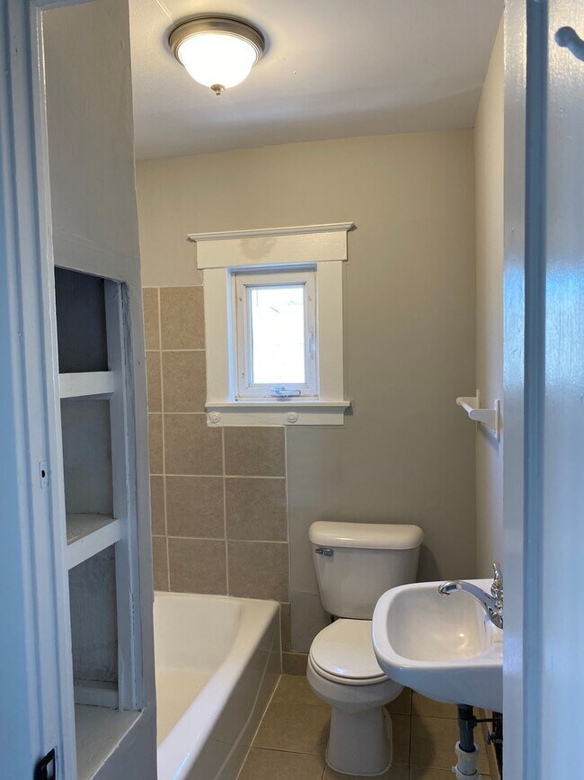 Building Photo - Spacious 4 bed in North College Hill
