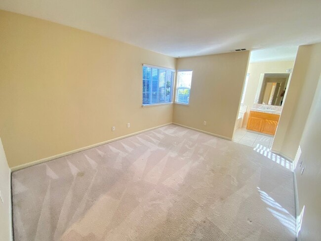 Building Photo - Beautiful 3 Bed 2.5 Bath Santa Clara Townh...