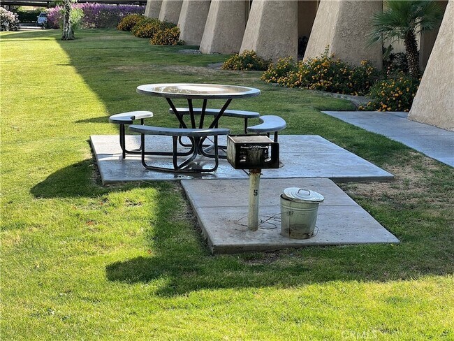 Building Photo - 2801 Los Felices Cir E