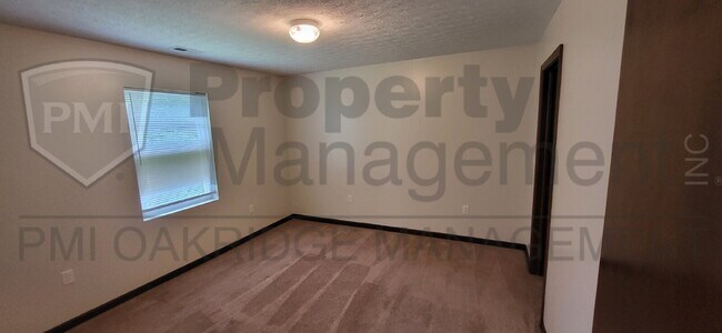 Building Photo - Single Level 2 Bed Half-Duplex with Attached Garage