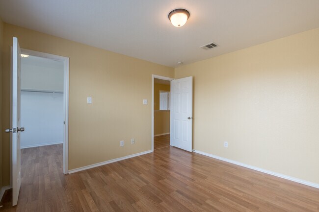 Building Photo - Spacious 4-Bedroom Home in Prime Round Roc...