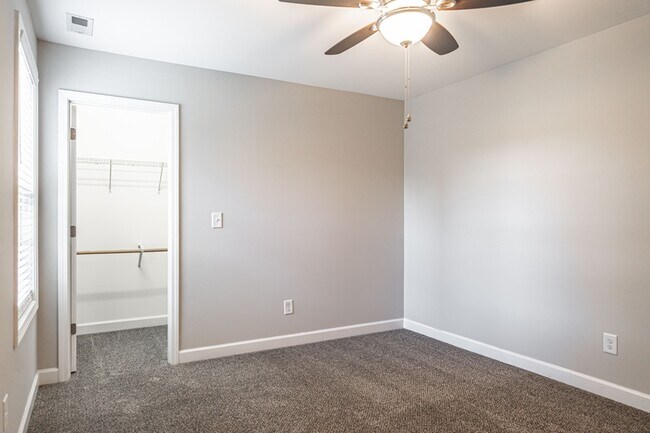 Building Photo - 135 Almond Dr