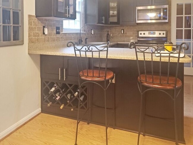 Building Photo - Charming 3-Bedroom, 2.5 Bath SFH with Fron...