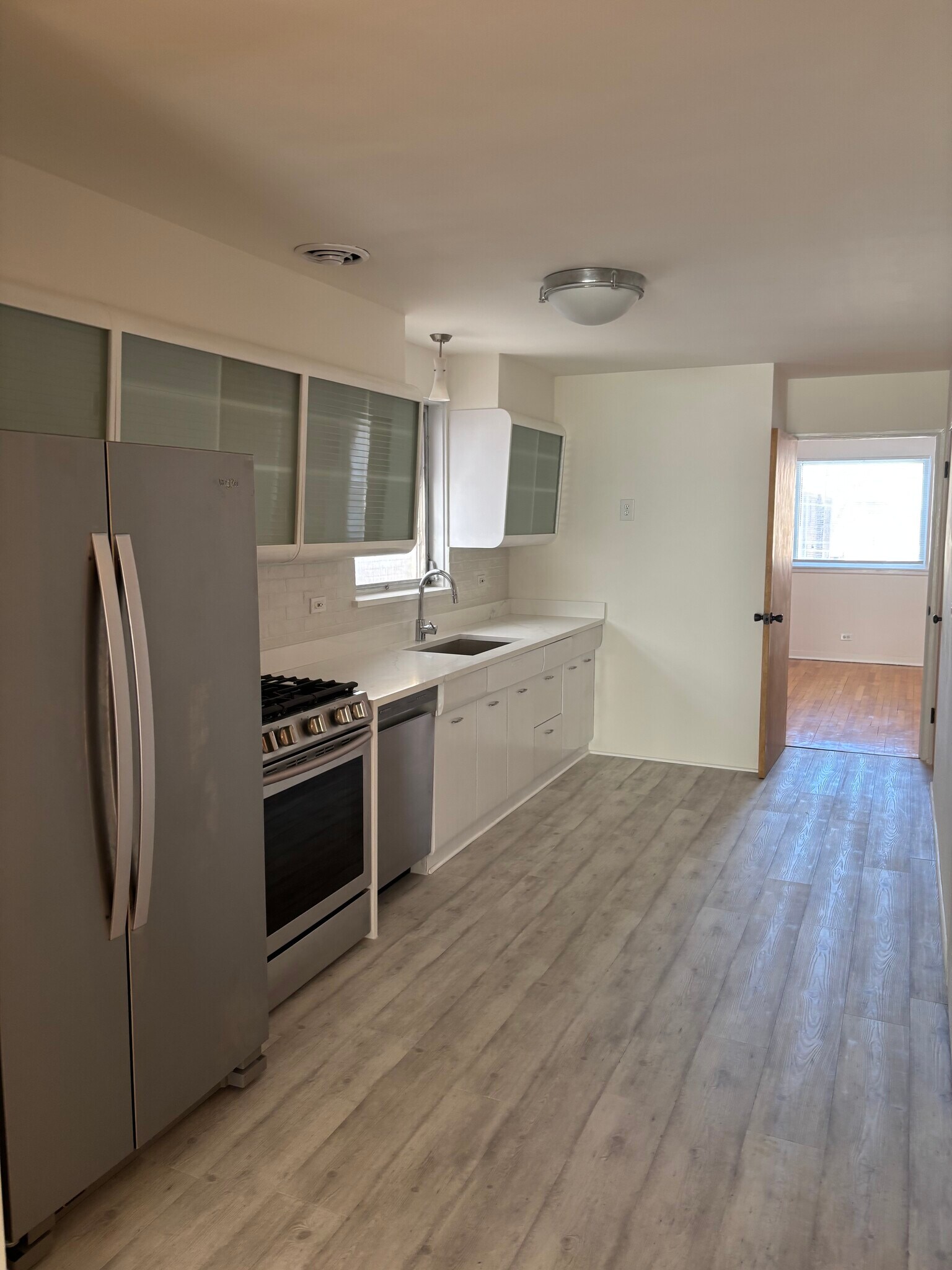 Building Photo - 2736 W Farragut Ave